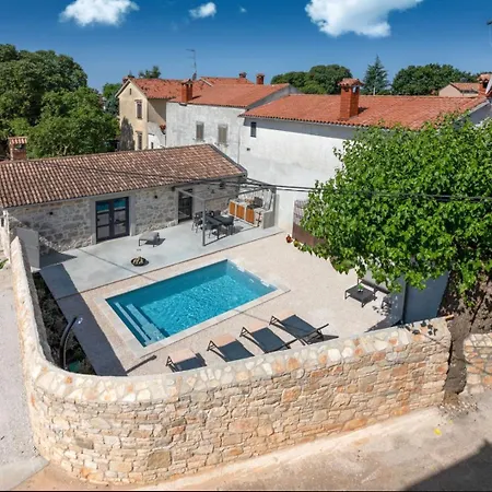 Rustic Dvori With Outdoor Pool In Porec *
