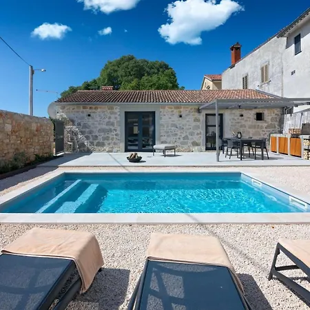 Rustic Dvori With Outdoor Pool In Porec 别墅