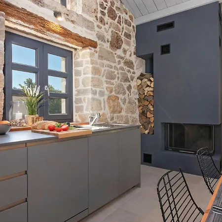 Rustic Dvori With Outdoor Pool In Porec Vila