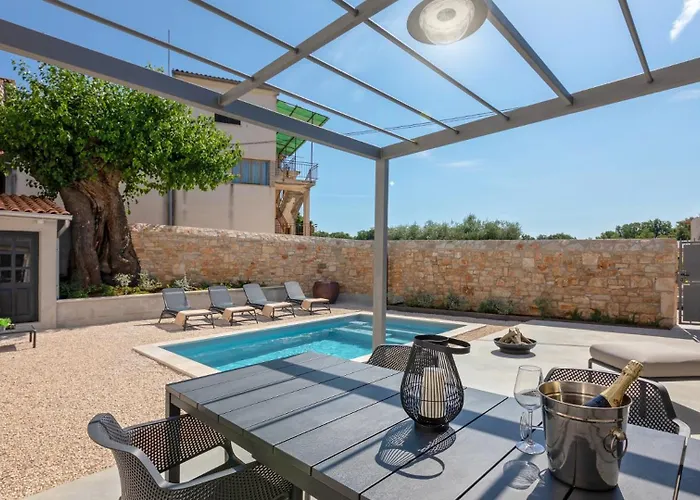 Rustic Dvori With Outdoor Pool In Porec *