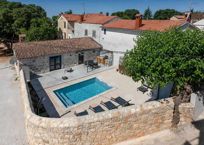 Rustic Dvori With Outdoor Pool In Porec