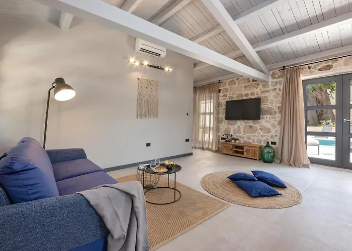 Rustic Dvori With Outdoor Pool In Porec *