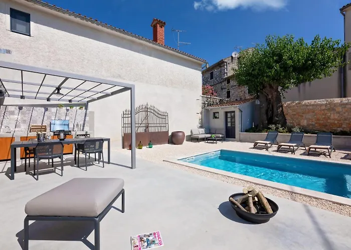 Rustic Dvori With Outdoor Pool In Porec Vila *