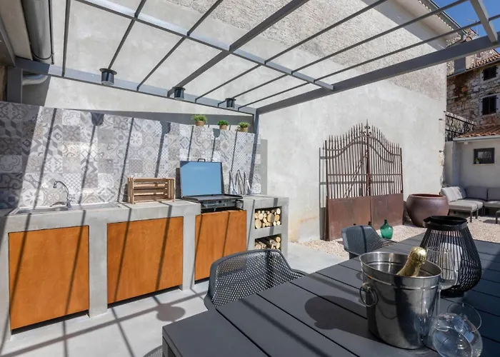 Rustic Dvori With Outdoor Pool In Porec Βίλα