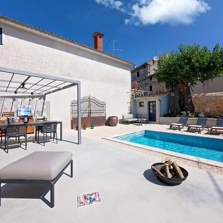 Villa Rustic Dvori With Outdoor Pool In Porec Vrznaveri