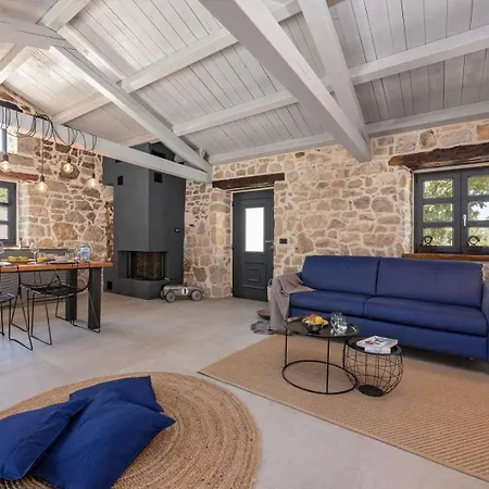 Rustic Dvori With Outdoor Pool In Porec *