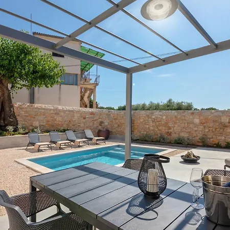 Rustic Dvori With Outdoor Pool In Porec *