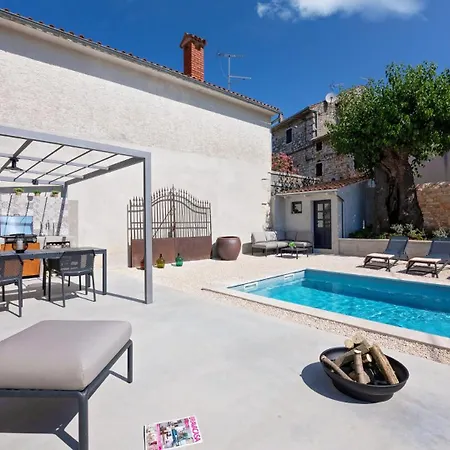 Rustic Dvori With Outdoor Pool In Porec Вилла *